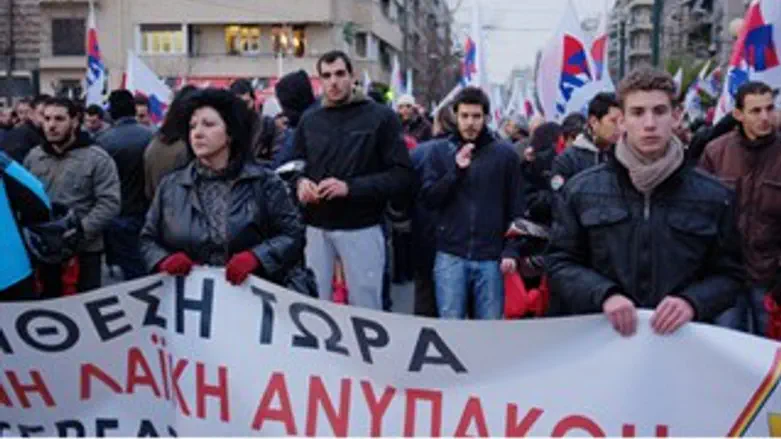 להחזיר את האמון. מפגינים ביוון