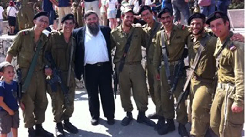 חיילי השריון עם הרב שנוולד