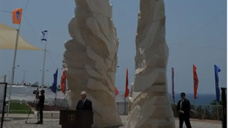 שמעון פרס על רקע אנדרטה לזכר הצבא האדום