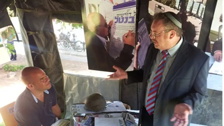 Hershkowitz at suckers tent