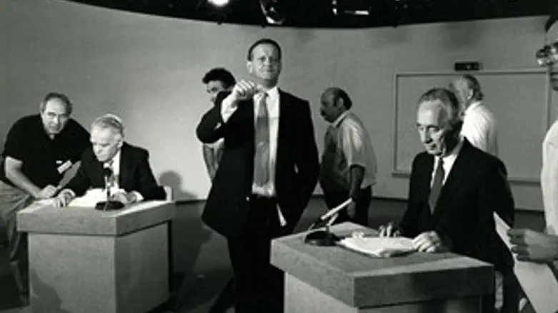 פרס ושמיר לפני עוד אחד העימותים ביניהם