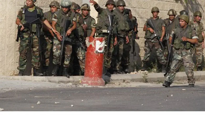 Lebanese soldiers take positions aainst PA Ar