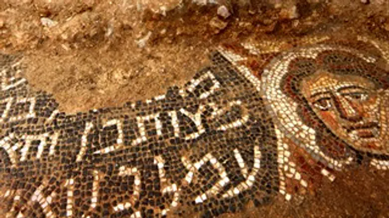 עתיקות ליד חוקוק