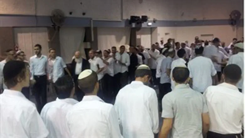 ריקוד של שמחה עם צאת השבת