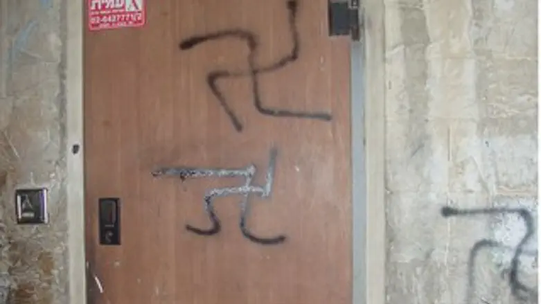 צלבי הקרס על הדלת