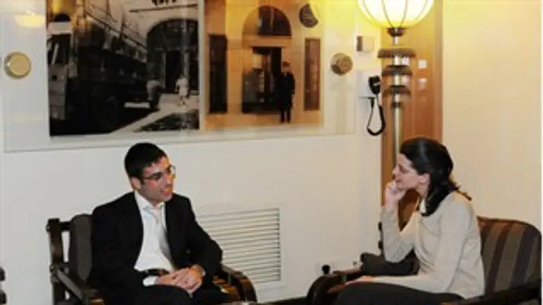 פגישה. חצי פגישה...