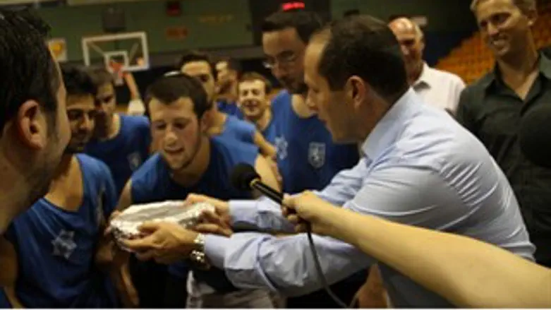 ברקת מעניק את סיר הקוגל