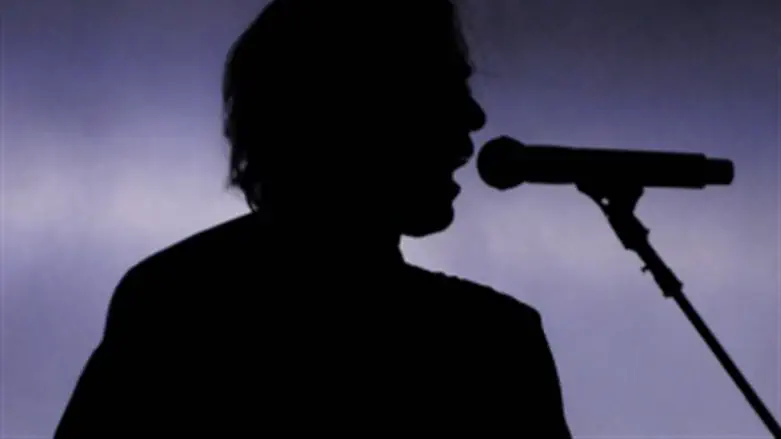 זמר על הבמה