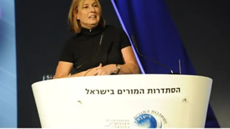 תוקפת. לבני