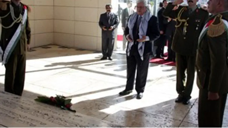 אבו מאזן בקבר ערפאת