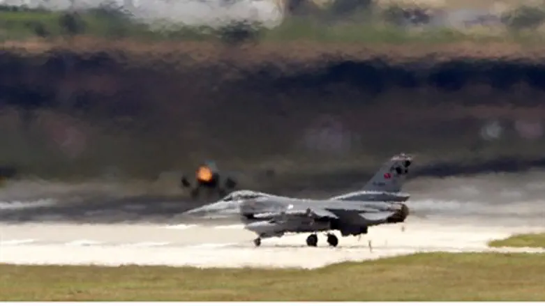 (Illustration)Turkish F-16's Near Syrian Bor