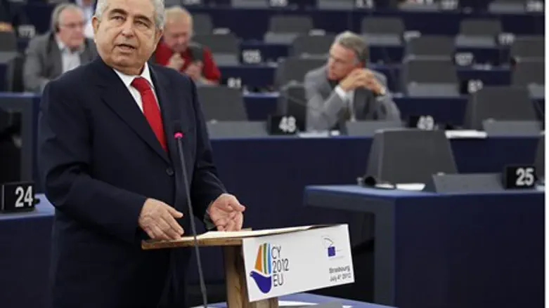 Christofias Doesn't Pack them in
