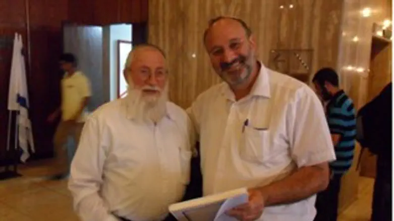 מעניקים חומש לתלמידים