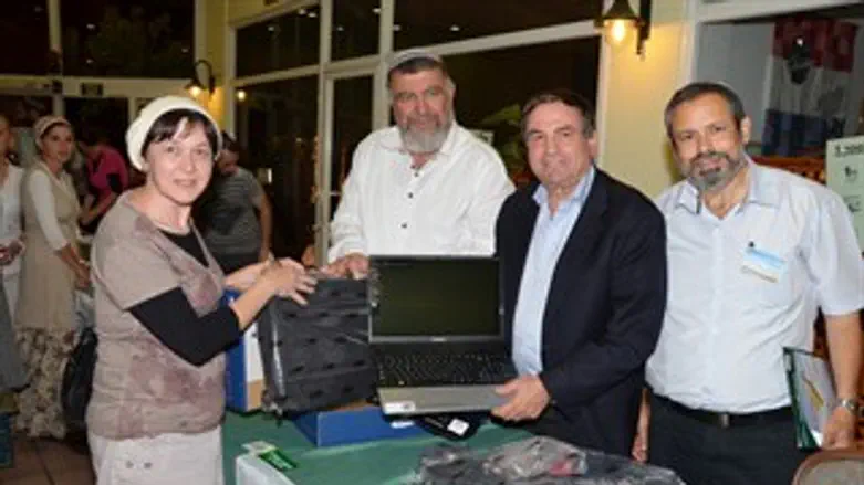 חלוקת מחשבים