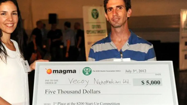 Erez Livneh accepts start-up award