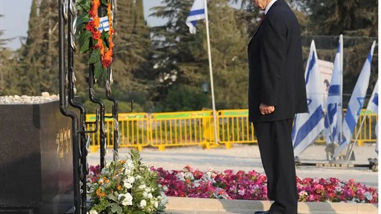 Peres at Herzl memorial