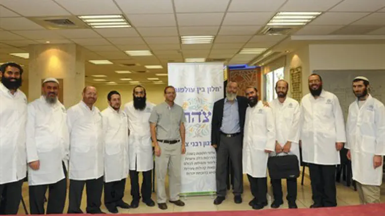 Tzohar presents new circumcision effort