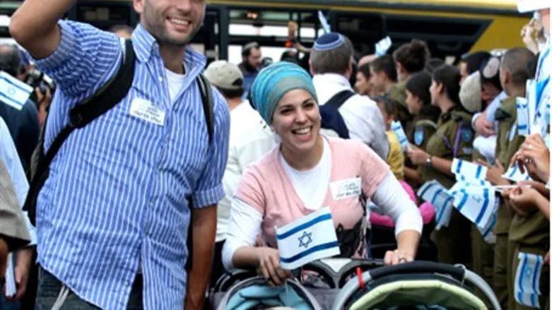 Olim arrive in Israel