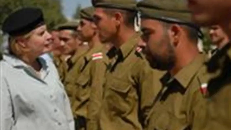 Maj. Gen. Barbivai with soldiers.