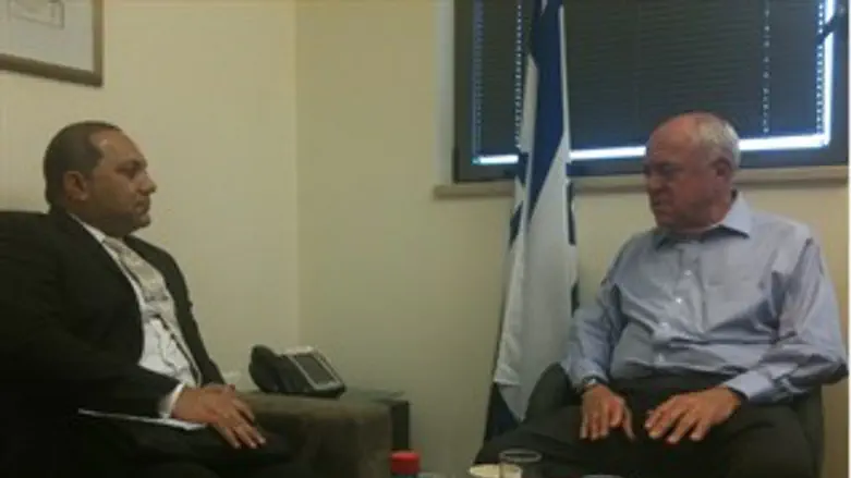 בר און והקונסול היוצא. היום