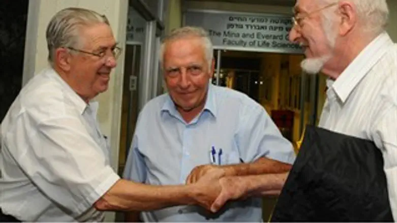 נשיא המרכז באריאל מקבל הבשורה מחברי מל"ג יו"ש