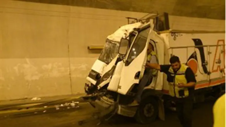 אחת המשאיות שנפגעו הבוקר