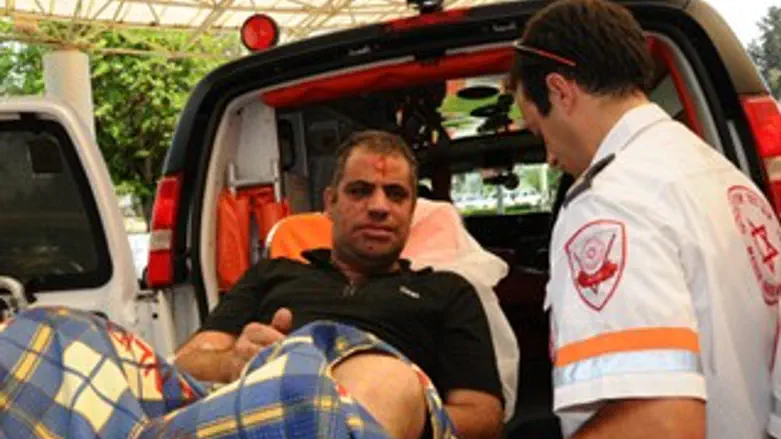 כוחות מד"א מטפלים בפצועי הפיגוע