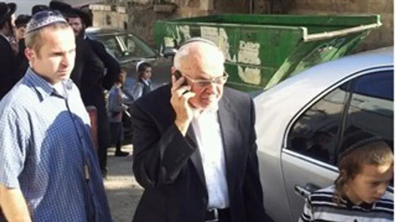 נאמן בצאתו מבית האבל