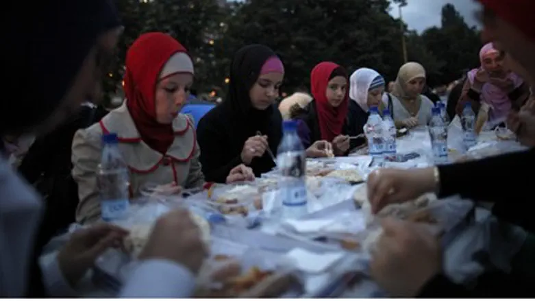 Muslim women break Ramadan fast