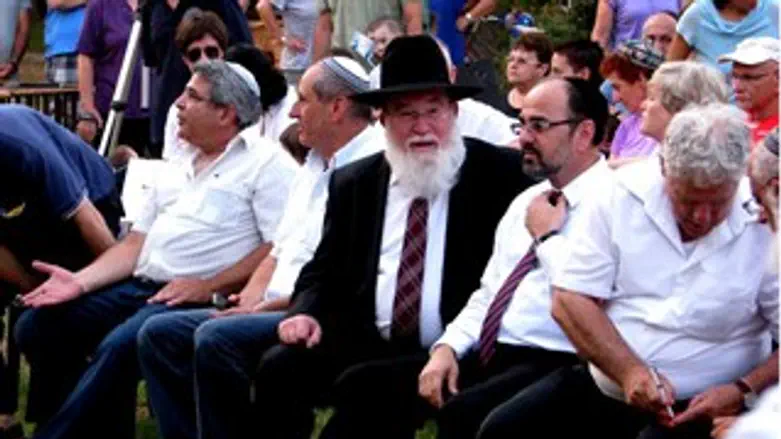 מרגי בטקס חנוכת בית הכנסת