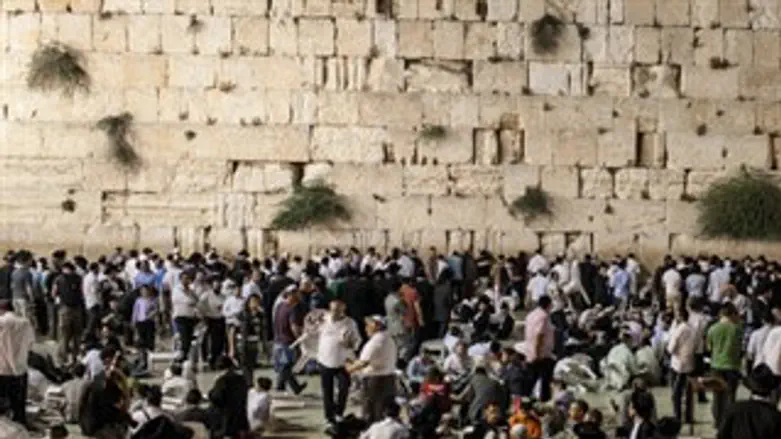 רבים מתלמידים מתפללים לרפואתו