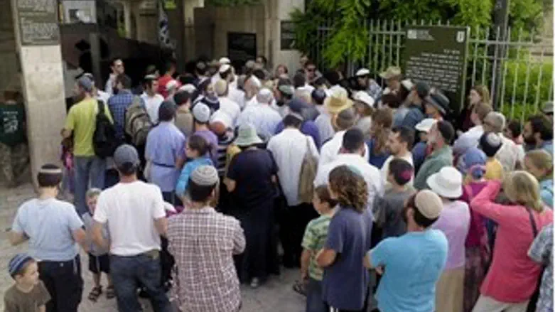 הממתינים לעליה להר. הבוקר