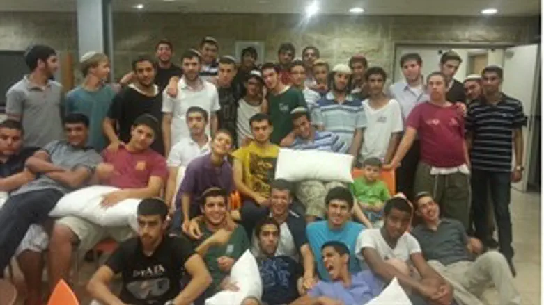 תמונה משותפת של המדריכים הבנים