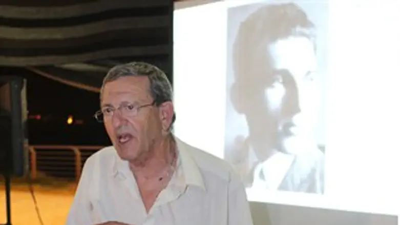 יאיר שטרן באירוע. ברקע תמונת אביו