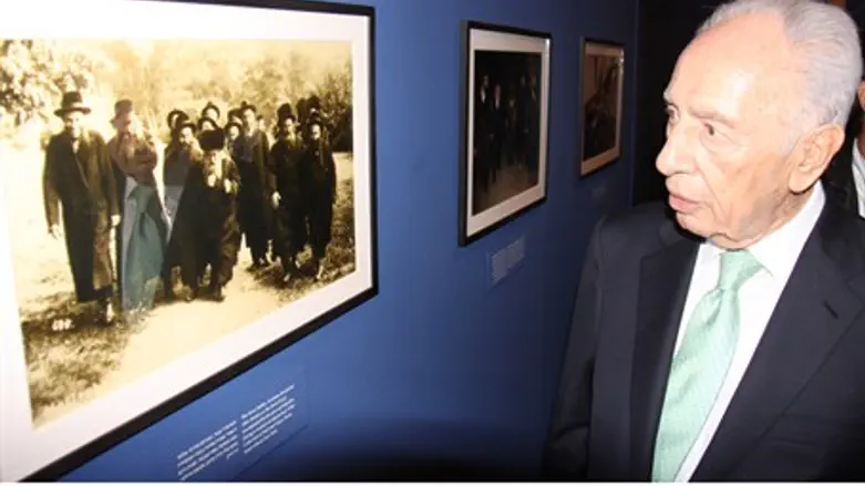 Шимон Перес на выставке в Музее Израиля