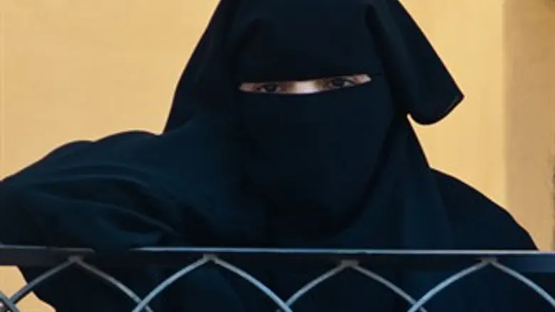 זו אישה או מנחה טלוויזיה?