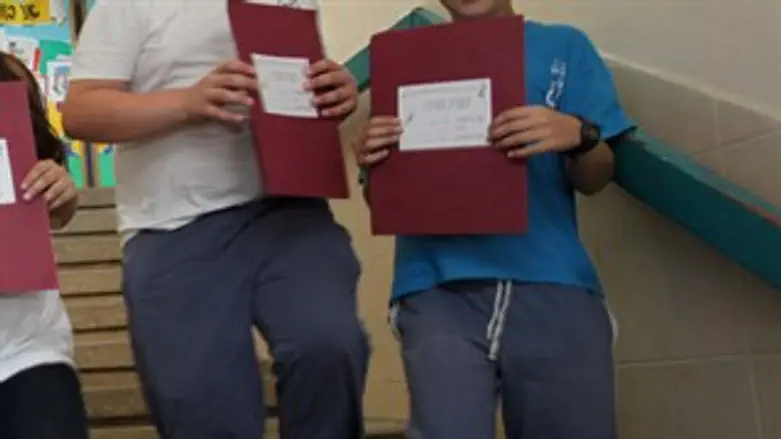 חוזרים עם תעודות, ואז...