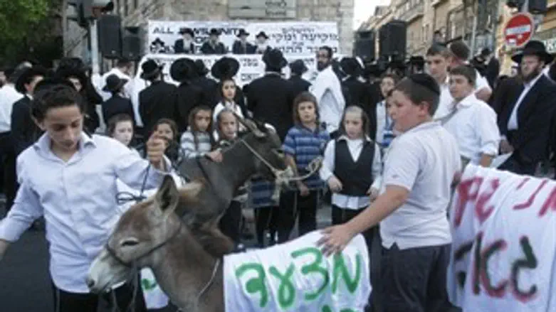 רק עשרות הפגינו