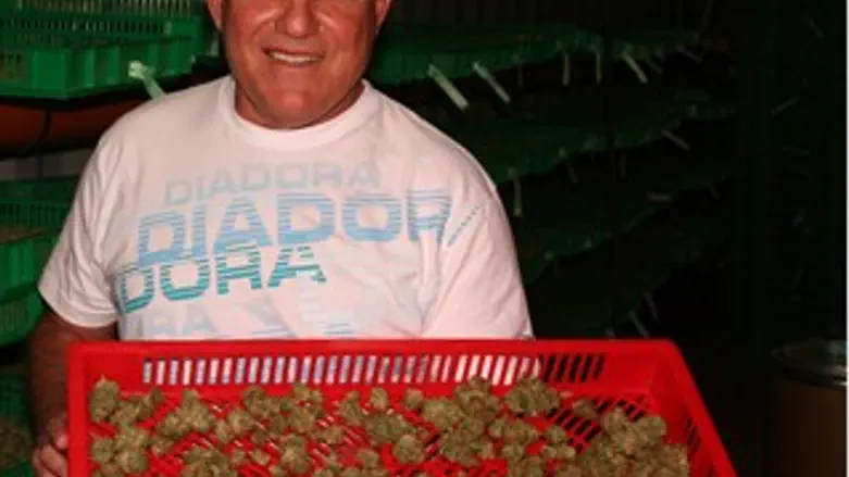 כץ בביקור בחווה