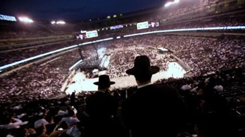MetLife stadium filled with 90,000 people for
