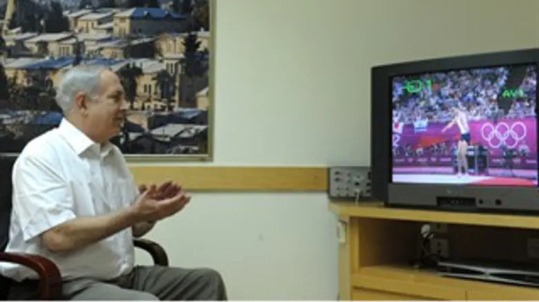 בנימין נתניהו צופה באלכס שטילוב