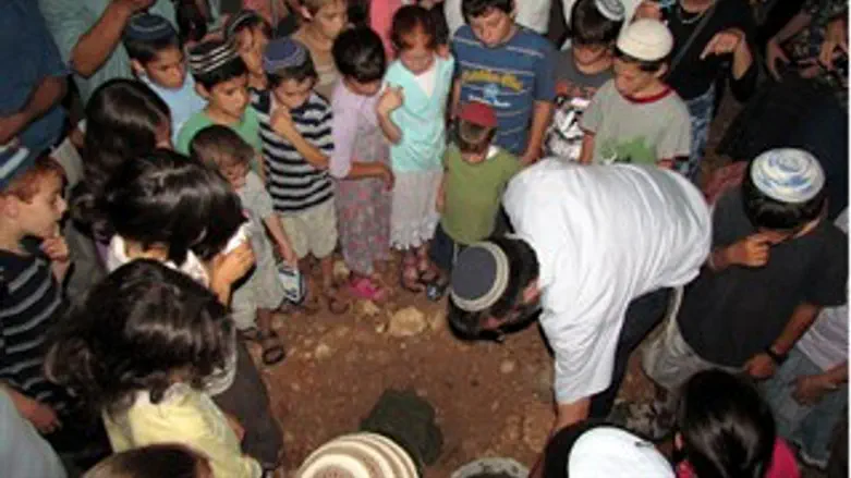 ילדי הישוב מניחים את אבן הפינה