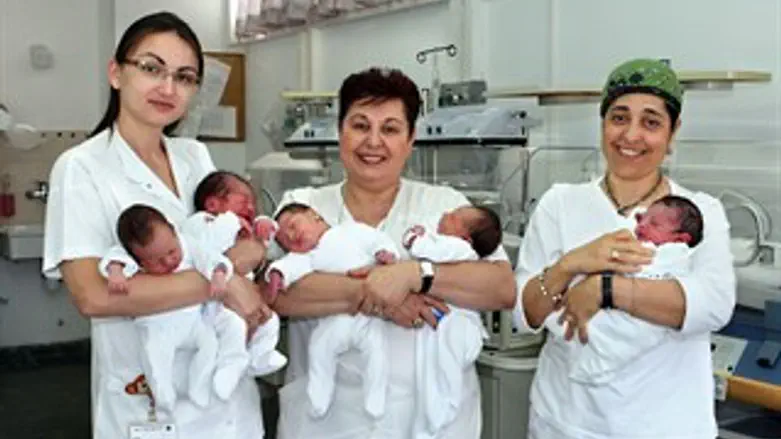 צוות מערך היולדות ברמב"ם, עם חלק מתינוקות המל