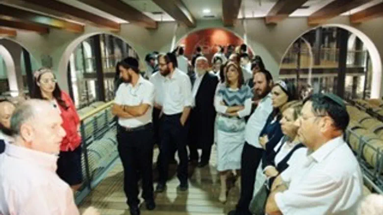 מייצאים עשרה מיולן בקבוקים, ז'ק בר , יו"ר טמפ