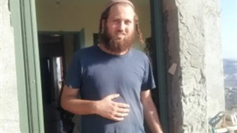 עקיבא בפתח ביתו