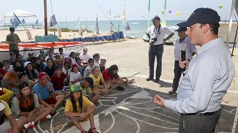 השגריר גולד עם צופי הים בבת ים