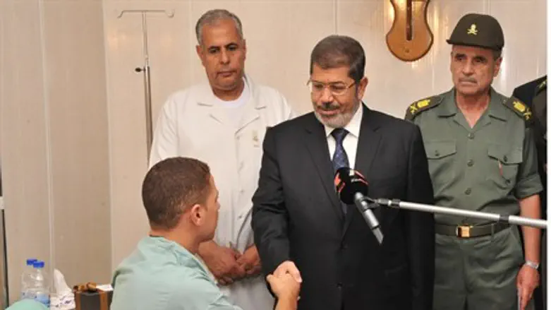 Morsi meets Egyptian soldier who was hurt in