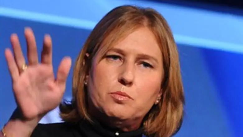 תוקפת. לבני