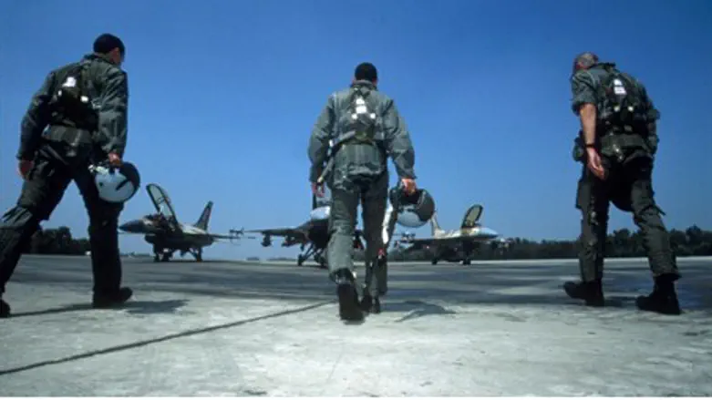 Israeli pilots board F16s (archive)