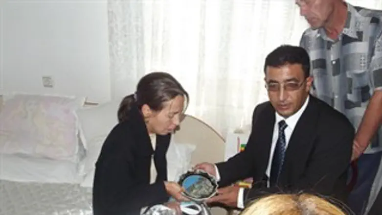 ספדי בפגישתו עם האלמנה.